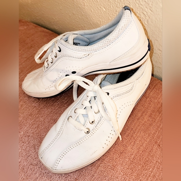 Keds White Leather Structured Low Top Tennis Shoes. These are classic shoes. 8.5 - Picture 4 of 13